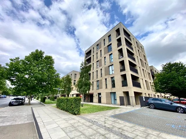 Bristol Avenue, Casa Court, NW9, photo 2