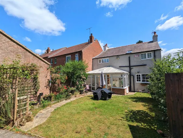 Photo 2 — Sloe Lane, Beverley
