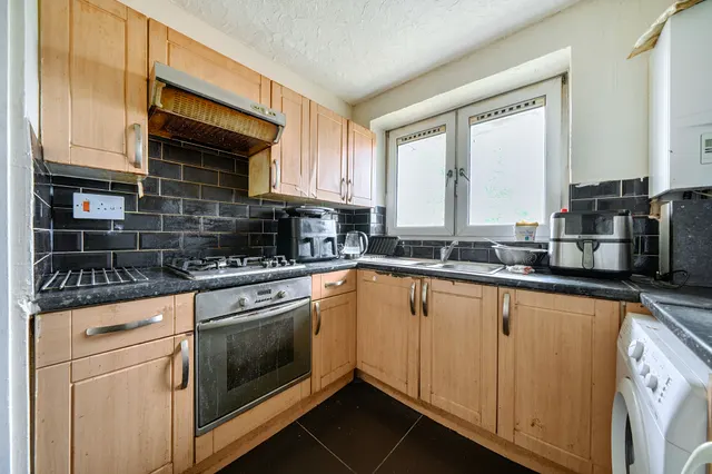 Photo 3 — Flat 12, 82 Maryon Road, London