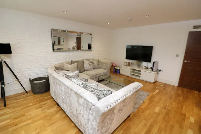 Guildford Street, Surrey Chertsey, KT16, photo 3