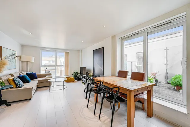 2-bed, 2-bath, 2-balcony penthouse with PARKING space - Bromyard Avenue, London, W3 7FF, photo 1