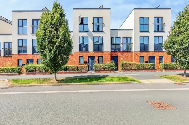 The Avenue, Corby, photo 1