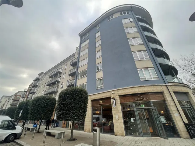 Heritage Avenue, London, NW9, photo 1