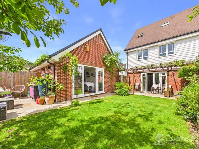 Chandler Drive, Bordon, GU35, photo 2