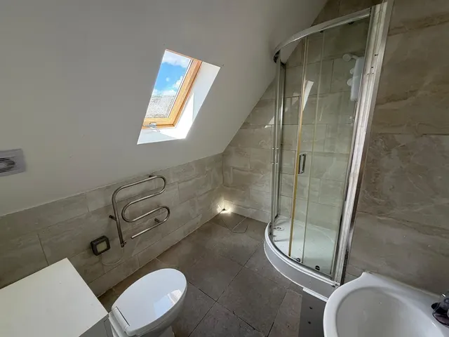 Photo 2 — LE10