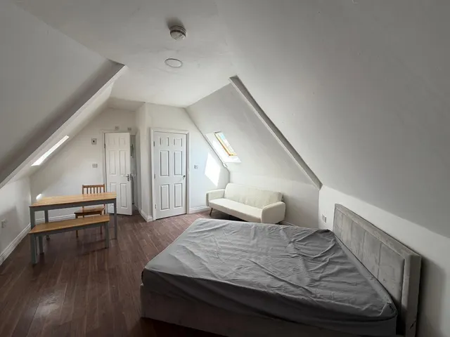 Photo 3 — LE10
