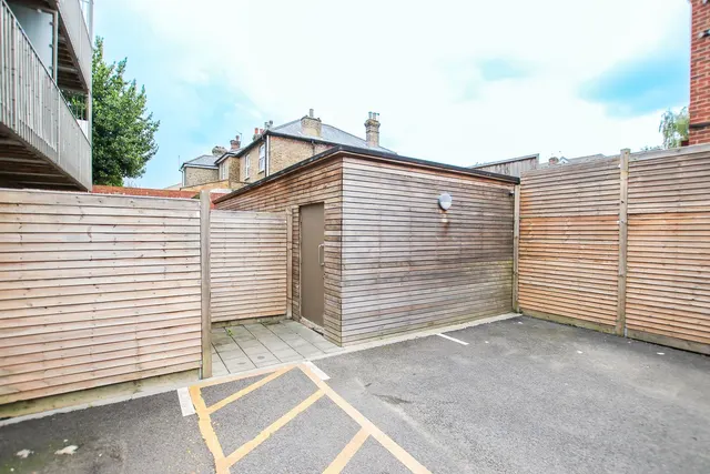 Stafford Road, Wallington, photo 3