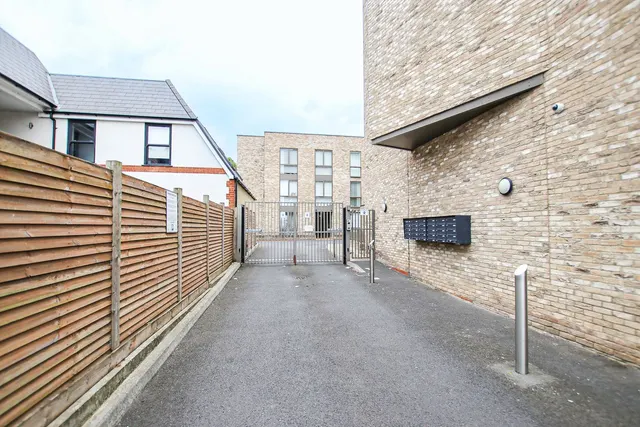 Stafford Road, Wallington, photo 2