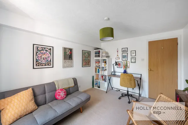 Photo 3 — Le May Avenue, London, SE12 0BD
