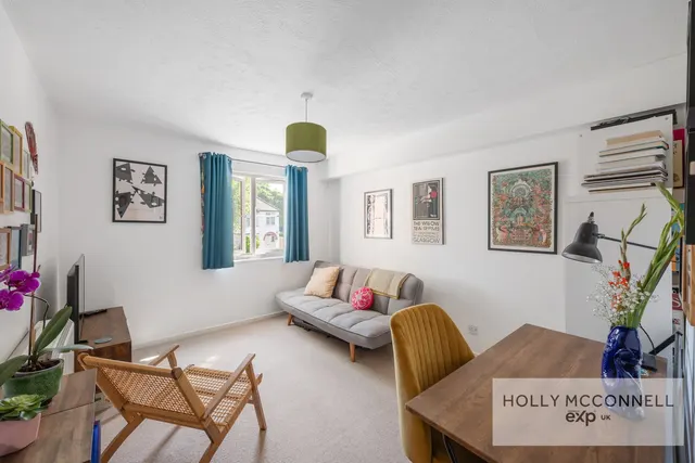Photo 2 — Le May Avenue, London, SE12 0BD