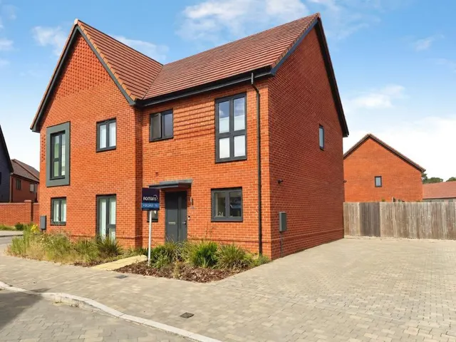 Paddock Way, Crowthorne, RG45, photo 1