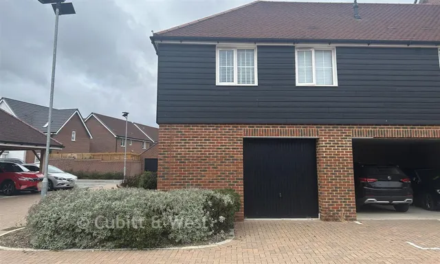 Tin Church Avenue, Faygate, RH12, photo 2