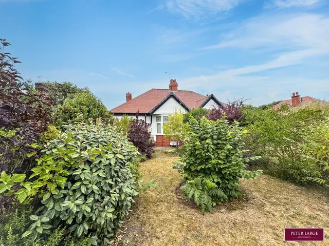 Victoria Road West, Prestatyn, Denbighshire, LL19 7AF, photo 1