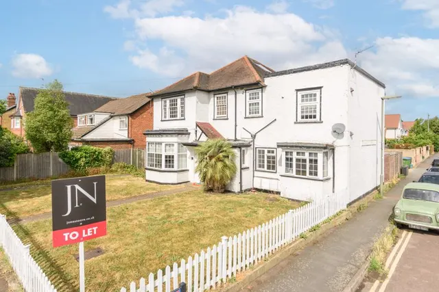 Kings Road, Walton-On-Thames, KT12, photo 1