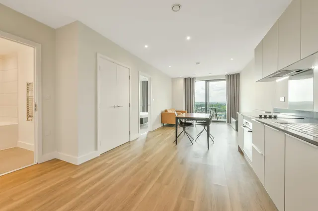Photo 2 — Showflat 2 (1 Bed), Momento Kew Bridge, Brentford