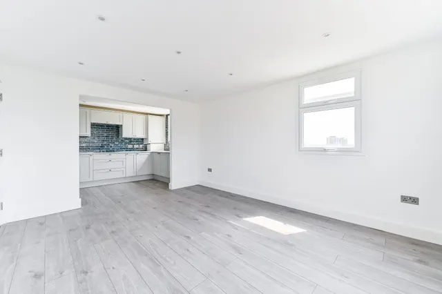 Photo 3 — Flat 31, Lloyd House, 20 Tavistock Road, Croydon