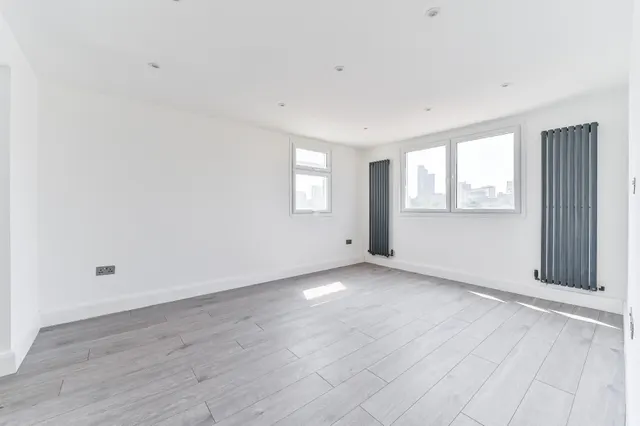 Photo 2 — Flat 31, Lloyd House, 20 Tavistock Road, Croydon