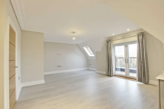 Photo 3 — Coombehurst Close, Hadley Wood, EN4 0JU