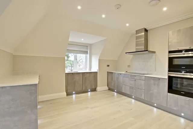 Photo 2 — Coombehurst Close, Hadley Wood, EN4 0JU