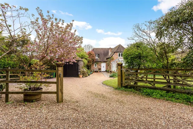 Winchester Road, Chawton, Alton, Hampshire, GU34 1SL, photo 1