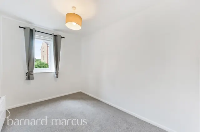 Redford Close, Feltham, TW13, photo 2