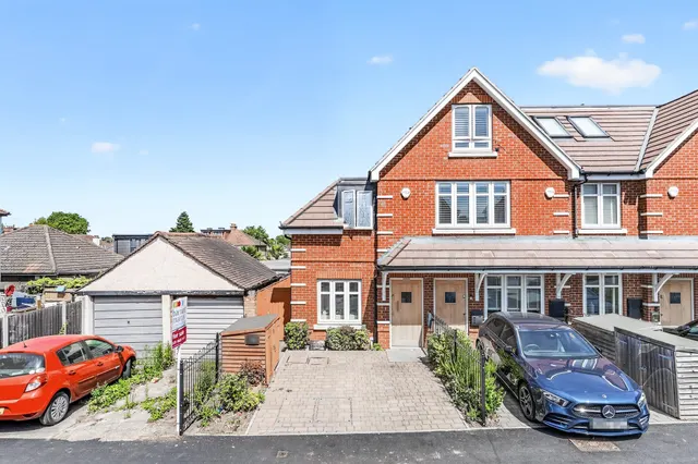 Florence Avenue, MORDEN, photo 1