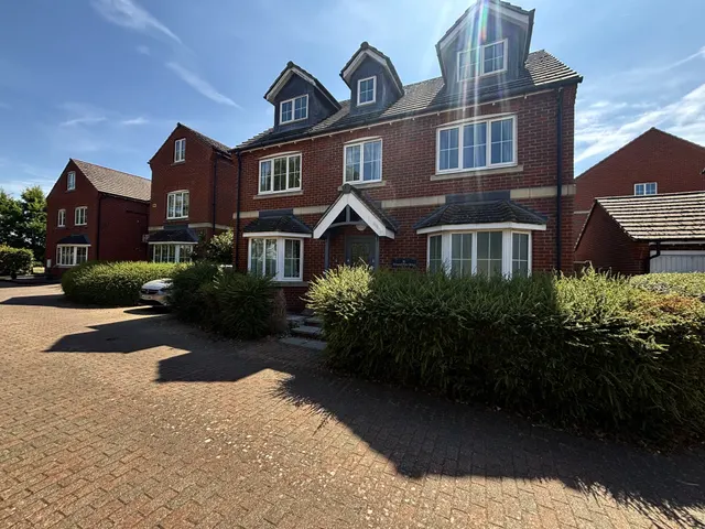 Almond Tree Drive, Weston Turville, photo 1