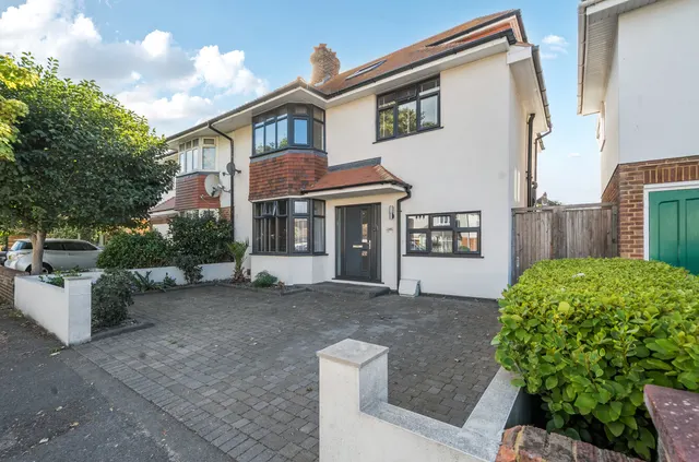 George V Avenue, Worthing, BN11, photo 1