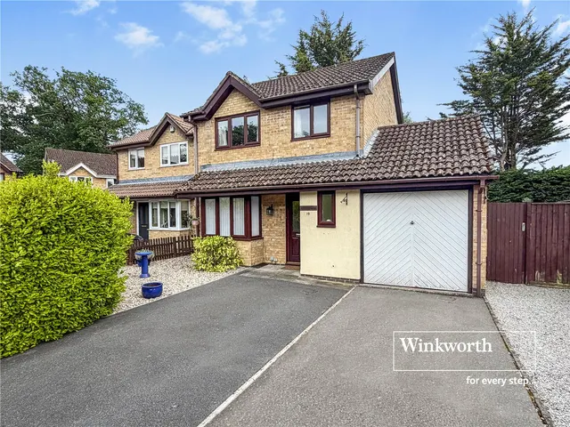 Monks Close, West Moors, BH22, photo 1