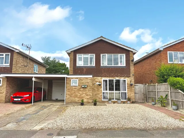 Blythwood Drive, Frimley, Camberley, Surrey, GU16 8TZ, photo 1