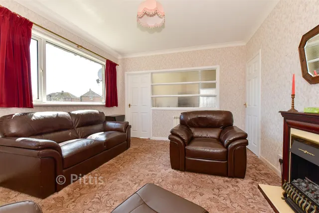 Fairmead Close, Sandown, PO36, photo 2