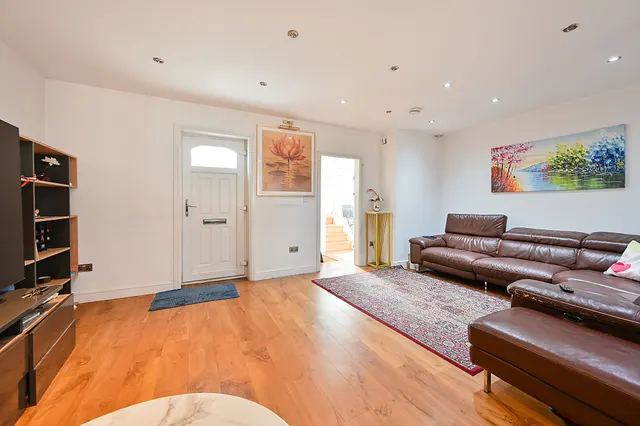Hounslow, TW3, photo 1