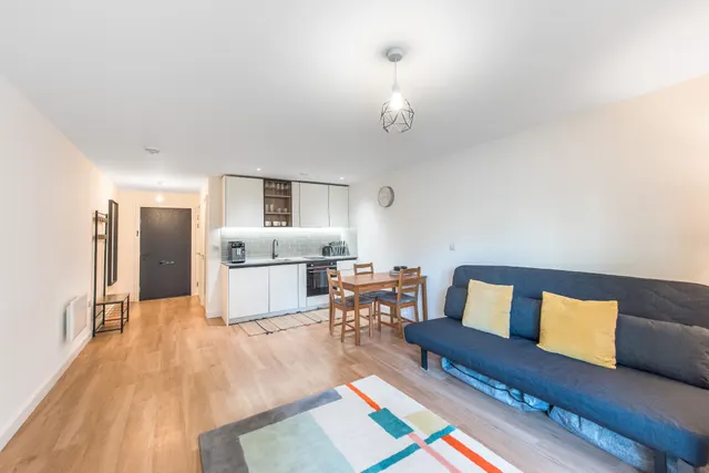 Photo 3 — Flat 13, Farington House, 8 East Drive, London