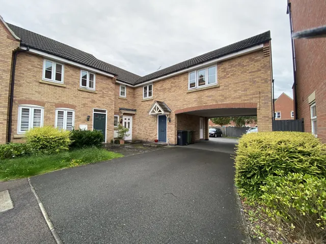 Fieldfare Close, NN18, photo 1