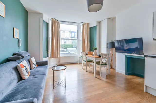 Photo 2 — Flat A, 57 Springdale Road, London