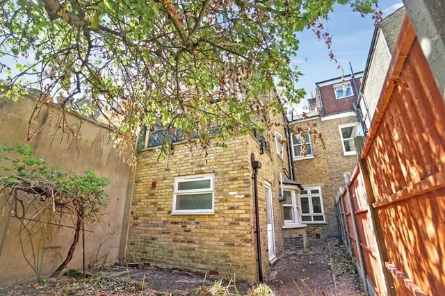 Photo 3 — Elms Crescent, CLAPHAM