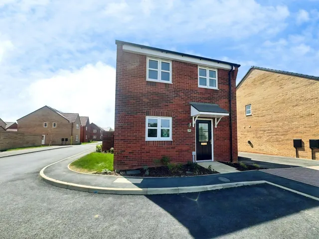 Photo 2 — Typhoon Drive, Market Deeping, PE6