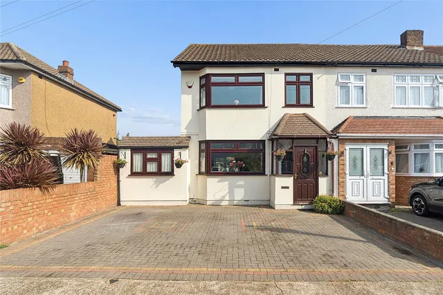 Westlyn Close, Rainham, RM13, photo 1