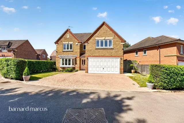 Photo 2 — Bowen Way, Coulsdon