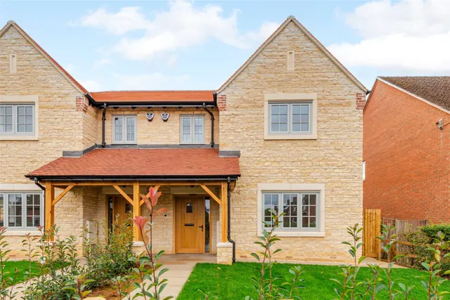Hedgerow Gardens, Thornborough, MK18, photo 1