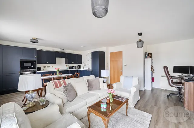 New Zealand Avenue, Walton-On-Thames, KT12, photo 3