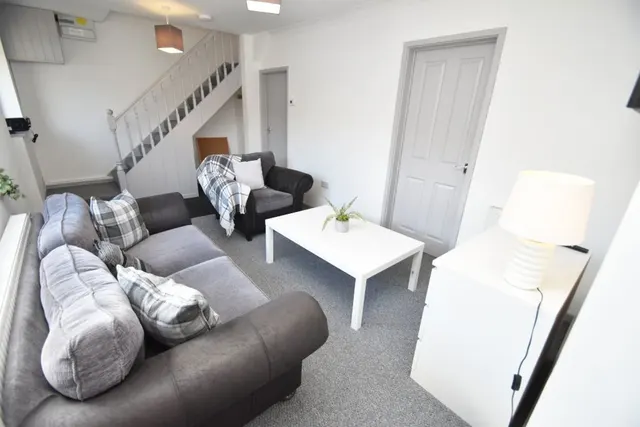 Bradford Crescent, DH1, photo 3