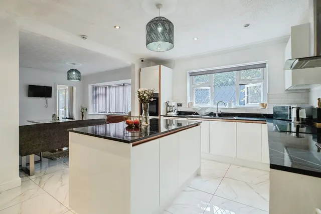 Photo 2 — Gleneagles, Tamworth, Staffordshire, B77