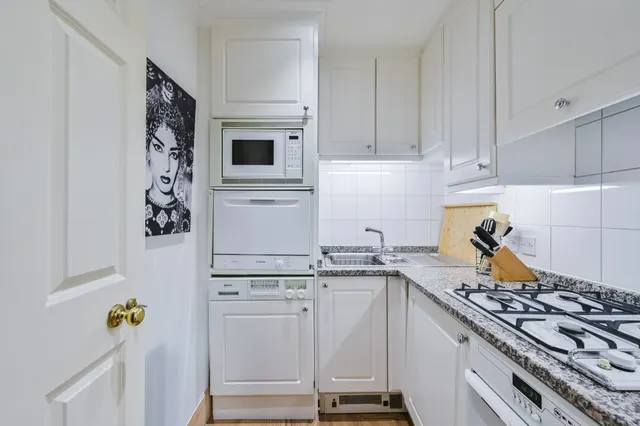 Photo 3 — 7 Crusader House, 14 Pall Mall, London