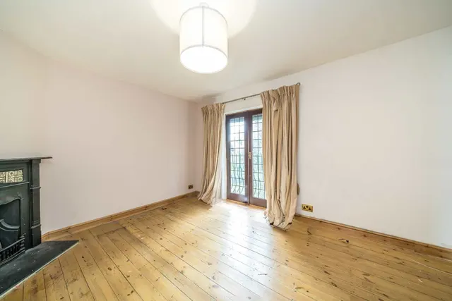 Mays Road, TW11, photo 2