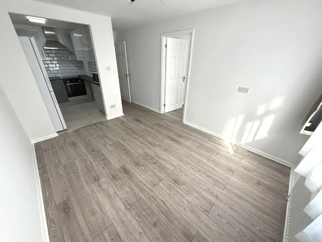 Photo 3 — Trentbridge Close, Chigwell, IG6 3DG