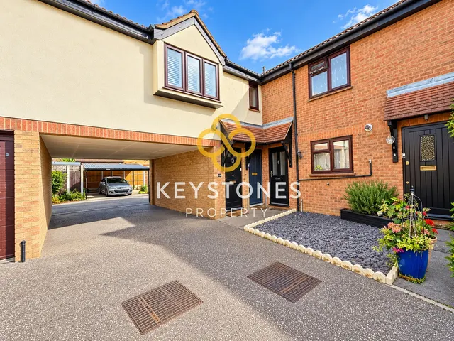 Trentbridge Close, Chigwell, IG6, photo 1