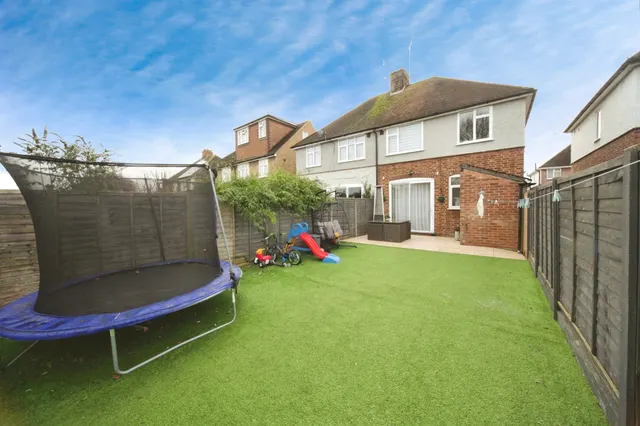 Photo 2 — Park Avenue, Houghton Regis, Dunstable