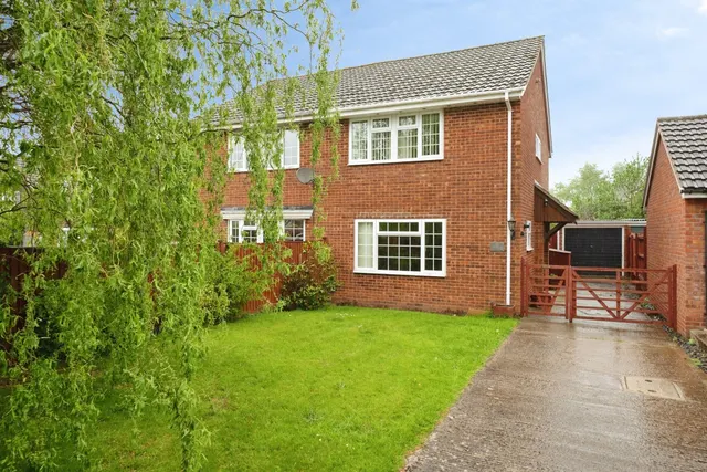 White House Drive, Kingstone, HR2, photo 1