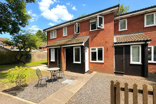 Dart Road, Cove, Farnborough, GU14 9PF, photo 1